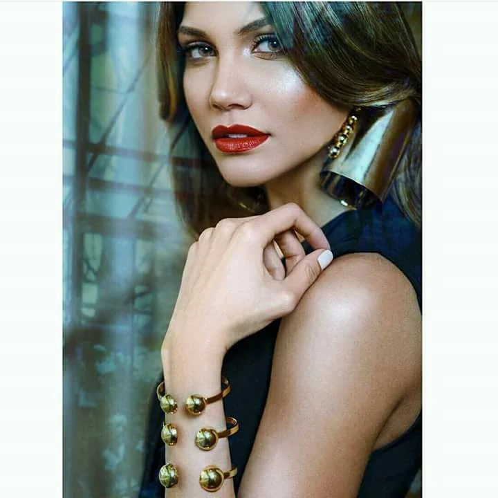 Carillas dentales de porcelana realizadas por el Dr. Virgilio Castillero para finalista de Miss Universo International.