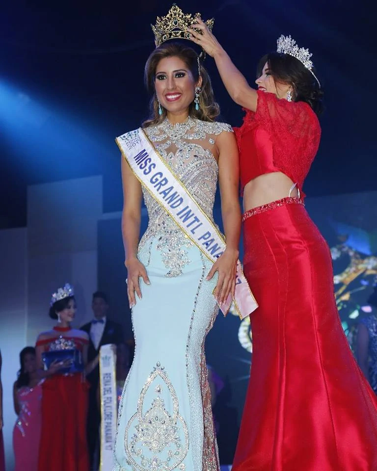 Andrea Torres ganando el título de Miss Grand International, luciendo su diseño de sonrisa con carillas de porcelana realizado por el Dr. Virgilio Castillero.