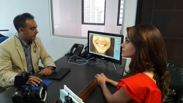 Paciente con carillas dentales diseñadas por el Dr. Virgilio Castillero, finalista en Miss Universo Internacional