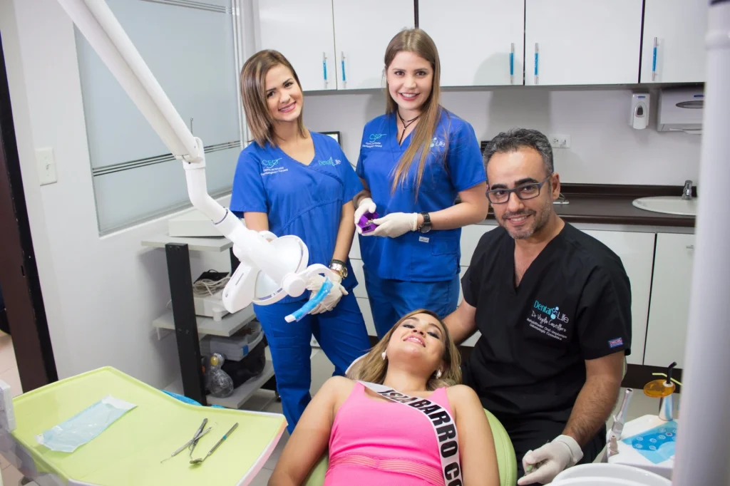 Equipo profesional de la clínica dental del Dr. Virgilio Castillero en Panamá, especializado en implantes dentales y rehabilitación oral.