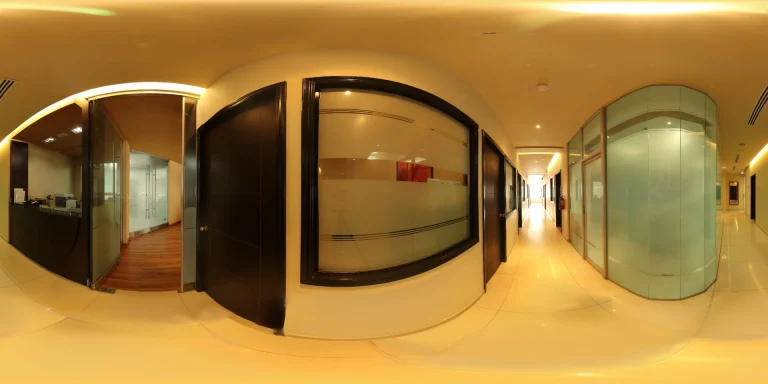 Pasillos del ala B de la clínica dental del Dr. Virgilio Castillero en Panamá, con diseño contemporáneo, iluminación cálida y acceso a áreas especializadas.