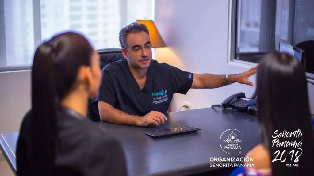 Dr. Virgilio Castillero asesorando a concursantes de Miss Panamá sobre diseños de sonrisa personalizados.