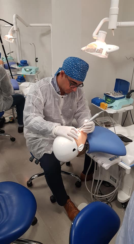 Dr. Virgilio Castillero en entrenamiento clínico de implantología en universidad de Israel.