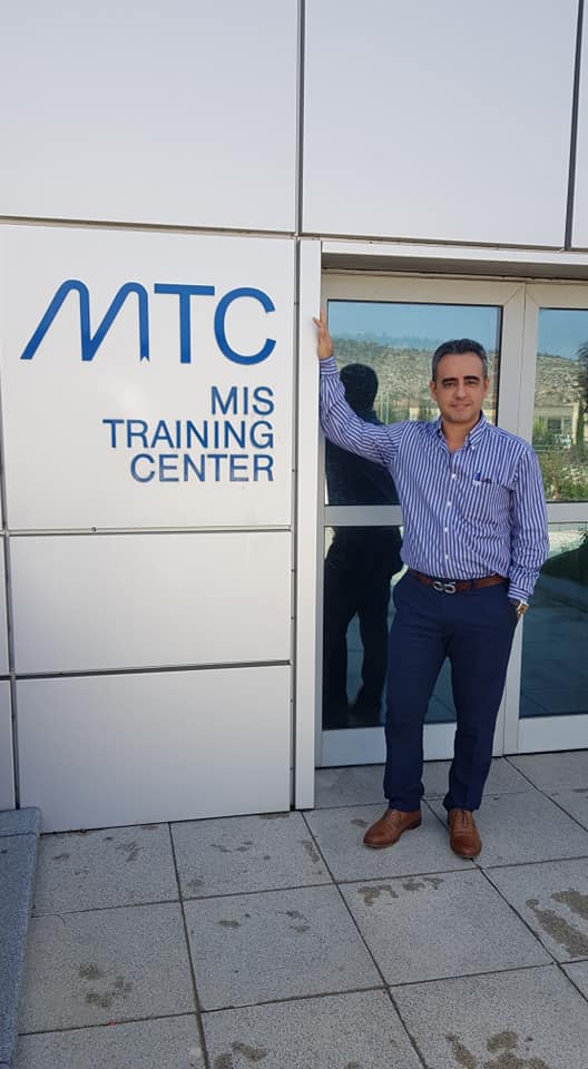 Dr. Virgilio Castillero en entrenamiento avanzado en implantología en Tel Aviv, Israel con MIS.
